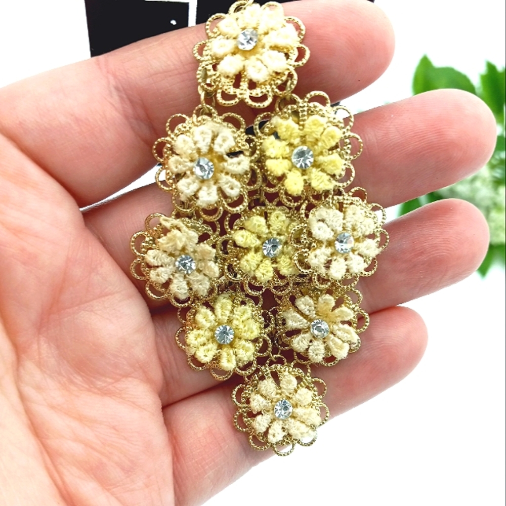 Daisy Chandelier Earrings Crochet Flowers Gold Tone Filigree Crystal Detail NWT - Picture 3 of 4